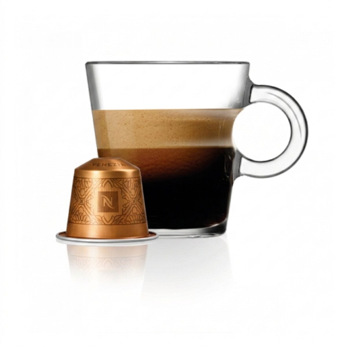 Чашка готового итальянского эспрессо с пенкой рядом с капсулой Nespresso Ispirazione Venezia