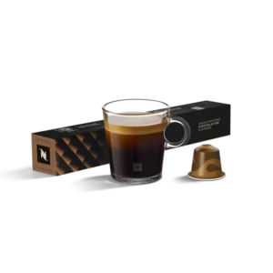 Капсулы Nespresso Original Cioccolatino, фирменная упаковка бленда и прозрачная чашка свежесваренного шоколадного эспрессо с густой пенкой.