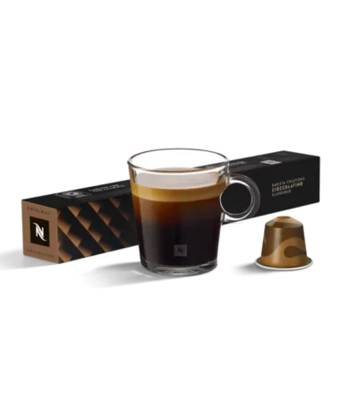 Капсулы Nespresso Original Cioccolatino, фирменная упаковка бленда и прозрачная чашка свежесваренного шоколадного эспрессо с густой пенкой.