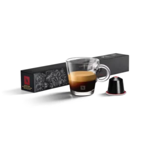 Черная коробка бленда Nespresso Ristretto с одной капсулой и прозрачной чашкой готового концентрированного кофе с плотной темной пенкой